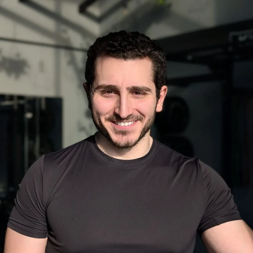 Fondator & antrenor personal Atelia Private Gym bucuresti, Adam, in sala de fitness privata