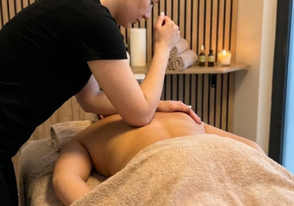 Sesiune de masaj terapeutic pentru recuperare medicală și eliminarea durerilor de spate la Atelia Private Gym, Sector 5 București.