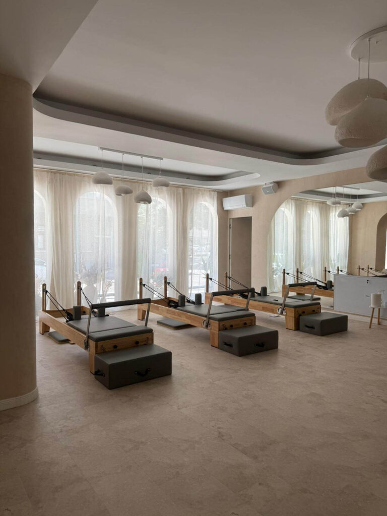 3 banci de pilates reformer in studio-ul de pilates Atelia Private Gym din Sector 5 bucuresti