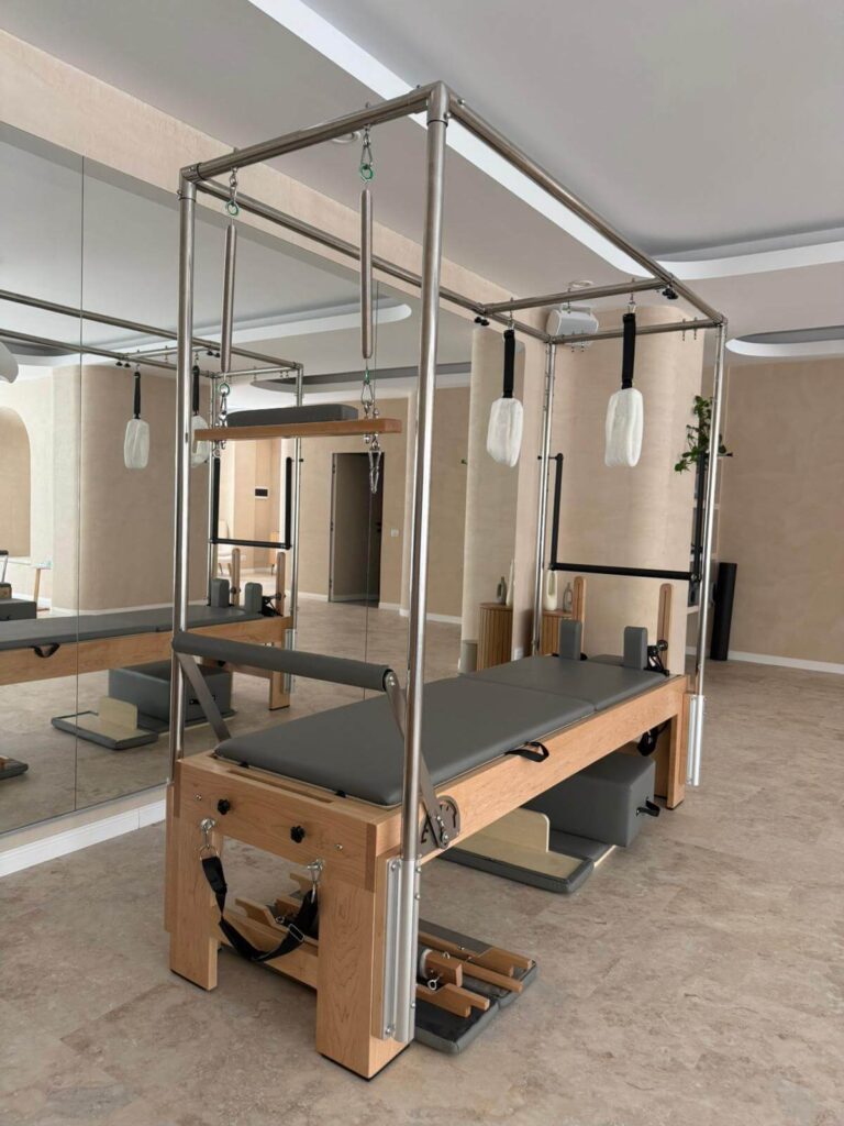 Masa de pilates reformer echipata modern de la Atelia Private Gym - Pilates Studio Sector 5 Bucuresti