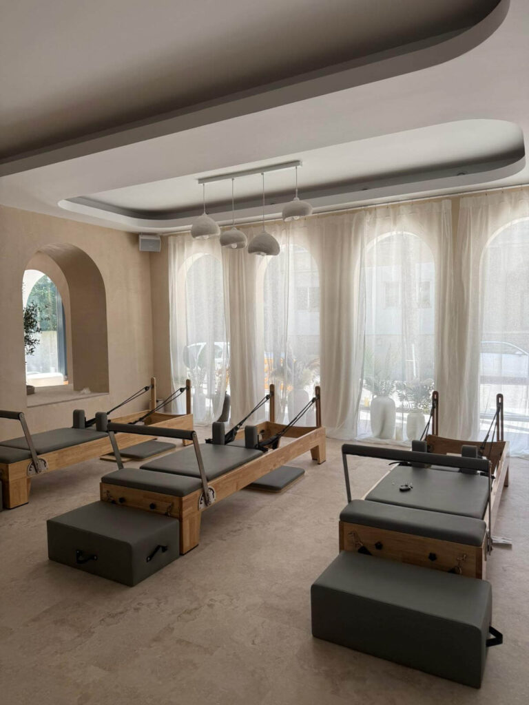 doua mese de pilates reformer in prim plan, in studio-ul luminos de pilates Atelia Private Gym din Sector 5 Bucuresti
