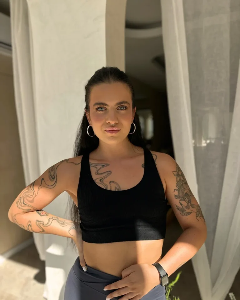 Imagine portrait cu Ana Bolozan, instructor pilates reformer si mat in studio-ul de pilates Atelia