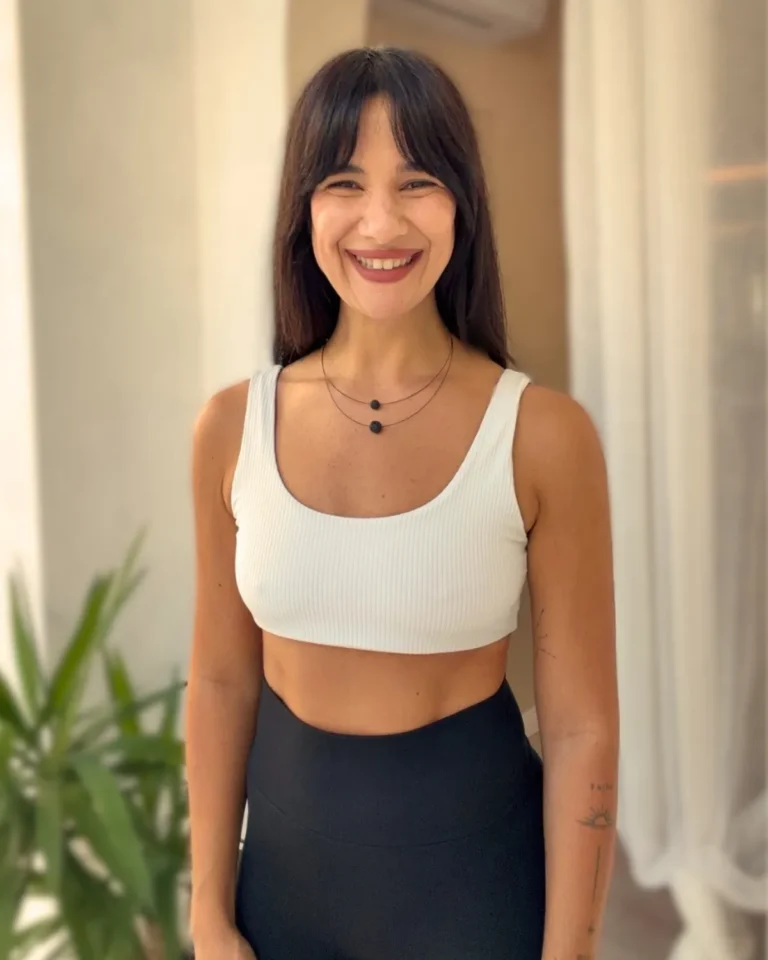 Imagine portrait cu Ana Maria Iorga, instructor pilates reformer si mat in studio-ul de pilates Atelia