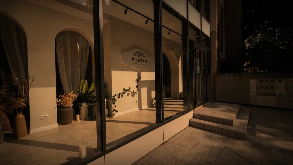 Imagine cu fatada studio-ului de pilates si fitness privat Atelia. In imagine se vede logo-ul Atelia si intrarea in zona de pilates.